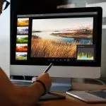 Hombre utilizando ordenador para diseño gráfico