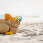 Bolsa de accesorios sobre la playa