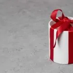 Taza de promoción con un lazo de regalo