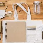 Surtido de artículos de residuos cero sobre fondo de madera