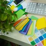 Materiales de impresión premium como papel texturizado, cartón kraft y acabados mate utilizados en producción gráfica para elevar una marca sin aumentar el presupuesto