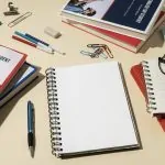 Materiales de branding físico como packaging, catálogos y merchandising sobre una mesa, destacando texturas y acabados de alta calidad