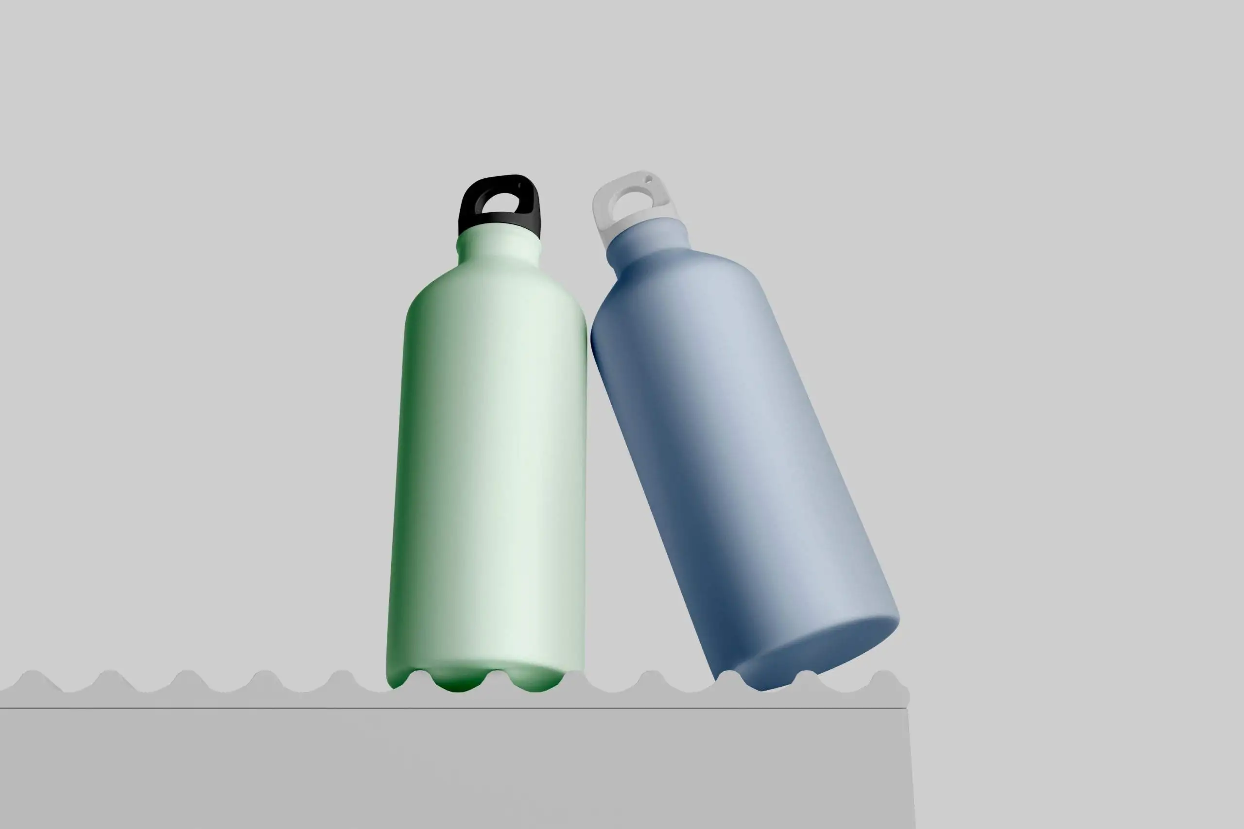 Botellas de agua personalizadas para empresas Las botellas de agua personalizadas se han convertido en uno de los productos de merchandising corporativo más efectivos para reforzar la visibilidad de marca. En Símbolo Gráfico desarrollamos botellas corporativas reutilizables diseñadas para empresas que buscan generar impacto en eventos, ferias, promociones o como parte de sus acciones de sostenibilidad. En esta sección encontrarás botellas de todo tipo: acero inoxidable, cristal, plástico reutilizable, termos, mugs y tazas térmicas, todas personalizables con tu logotipo. Cómo personalizar las botellas publicitarias Personalizar una botella es un proceso técnico sencillo, pero la calidad final depende de elegir correctamente el método de marcaje según el material: 1. Serigrafía directa Ideal para grandes tiradas y diseños de uno a tres colores. Ofrece un acabado nítido y duradero. 2. Grabado láser Recomendado para botellas de acero inoxidable o aluminio. No se borra con el uso ni los lavados y aporta una estética premium. 3. Impresión digital UV Perfecta para diseños a color o degradados. Permite cubrir áreas amplias con excelente definición. 4. Tampografía Muy utilizada en botellas promocionales económicas. Funciona bien en superficies curvas y materiales plásticos. En Símbolo Gráfico te asesoramos en la elección del método óptimo según tu diseño, presupuesto y el uso que recibirán las botellas. Ideas para añadir tu logotipo en una botella de agua personalizada Una botella corporativa es algo más que un soporte de marca: es un elemento que acompaña a tus clientes o empleados en su día a día. Algunas ideas creativas: Diseño minimalista Logotipo grabado en láser sobre acero o aluminio. Elegancia y durabilidad aseguradas. Botellas con mensaje corporativo Puedes añadir textos inspiracionales, claims publicitarios o valores de marca junto al logotipo. Ediciones especiales para eventos Incluye la fecha del evento, campaña de lanzamiento o hashtag oficial. Personalización individual Ofrecemos la opción de incluir el nombre de cada empleado o cliente, ideal para welcome packs y programas de fidelización. Botellas eco corporativas Si tu empresa impulsa políticas sostenibles, puedes optar por botellas recicladas, biodegradables o de cristal, reforzando la comunicación medioambiental. Los mejores materiales para las botellas de agua reutilizables Cuando buscas botellas de agua personalizadas reutilizables, elegir el material adecuado es clave para asegurar durabilidad, sostenibilidad y una correcta personalización. Estos son los materiales más recomendados en merchandising corporativo: Botellas reutilizables de acero inoxidable Las botellas de acero inoxidable destacan por su resistencia y calidad percibida. Mantienen la temperatura durante horas. No alteran sabores ni olores. Ideales para regalos corporativos de alto valor. Perfectas para personalización mediante grabado láser, serigrafía o impresión UV. Botellas reutilizables de Tritán El Tritán es un plástico premium libre de BPA, seguro y muy resistente. Extremadamente ligero y económico. Alta durabilidad incluso con uso intensivo. Ideal para eventos, ferias y campañas masivas. Compatible con serigrafía y tampografía. Botellas reutilizables de cristal borosilicato Una opción elegante y eco-friendly, perfecta para empresas con fuerte compromiso medioambiental. No retiene olores ni sabores. Imagen premium y muy cuidada. Se puede combinar con fundas de silicona personalizadas. Botellas reutilizables de aluminio Una alternativa ligera y atractiva, ideal para acciones deportivas o eventos corporativos. Muy manejables. Buen equilibrio entre precio y calidad. Admiten serigrafía y grabado. Botellas térmicas y termos corporativos Pensadas para mantener la bebida fría o caliente durante horas. Excelente opción para kits de bienvenida o regalos ejecutivos. Alta durabilidad y uso diario asegurado. Consejos para escoger una botella de agua corporativa para tu empresa Elegir la botella adecuada depende del tipo de acción, del público y del presupuesto. Aquí tienes recomendaciones basadas en nuestra experiencia en merchandising de valor: Define el objetivo Eventos o ferias: prioriza modelos económicos, ligeros y con amplio espacio de impresión. Regalo corporativo premium: elige acero inoxidable o cristal con grabado láser. Acciones internas (empleados): opta por modelos térmicos o de mayor durabilidad. Adapta el diseño al perfil del usuario Directores de marketing suelen valorar productos con estética cuidada y funcionalidad real. Ten en cuenta la sostenibilidad Cada vez más empresas buscan botellas reutilizables para reducir plásticos de un solo uso. Este mensaje mejora la percepción de marca y aumenta la tasa de aceptación del regalo. Evalúa la capacidad Las capacidades más populares son 500 ml y 750 ml, equilibrando portabilidad y practicidad. Verifica disponibilidad y tiempos de producción En Símbolo Gráfico somos resolutivos y flexibles, ajustándonos a los plazos de campañas o lanzamientos.