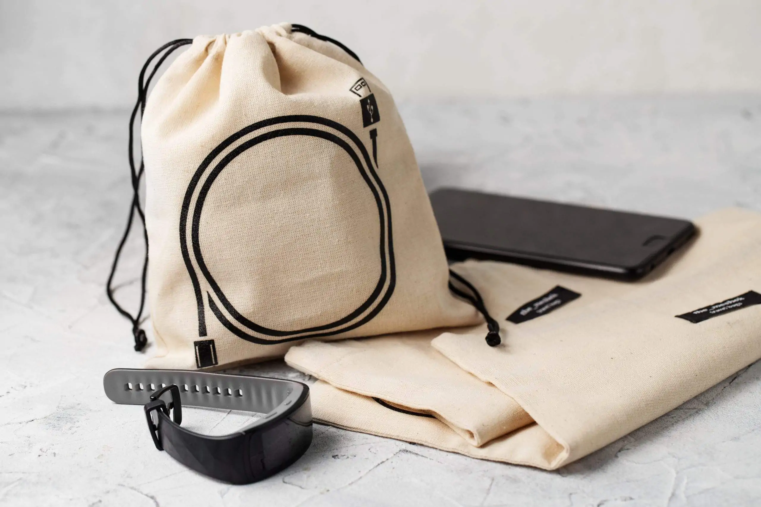 Mochila deportiva junto a artículos deportivos, reloj y teléfono.