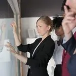 Ejecutivos participando en una experiencia corporativa premium diseñada para fortalecer la relación con clientes de alto valor.