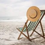 Escritorio de diseño que se transforma en un paisaje de vacaciones, simbolizando el descanso y la creatividad.